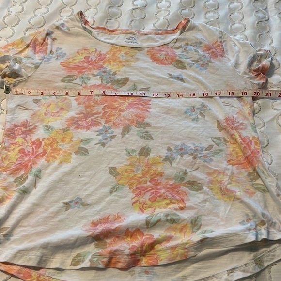 *Women’s large floral old navy tee - Picture 4 of 5